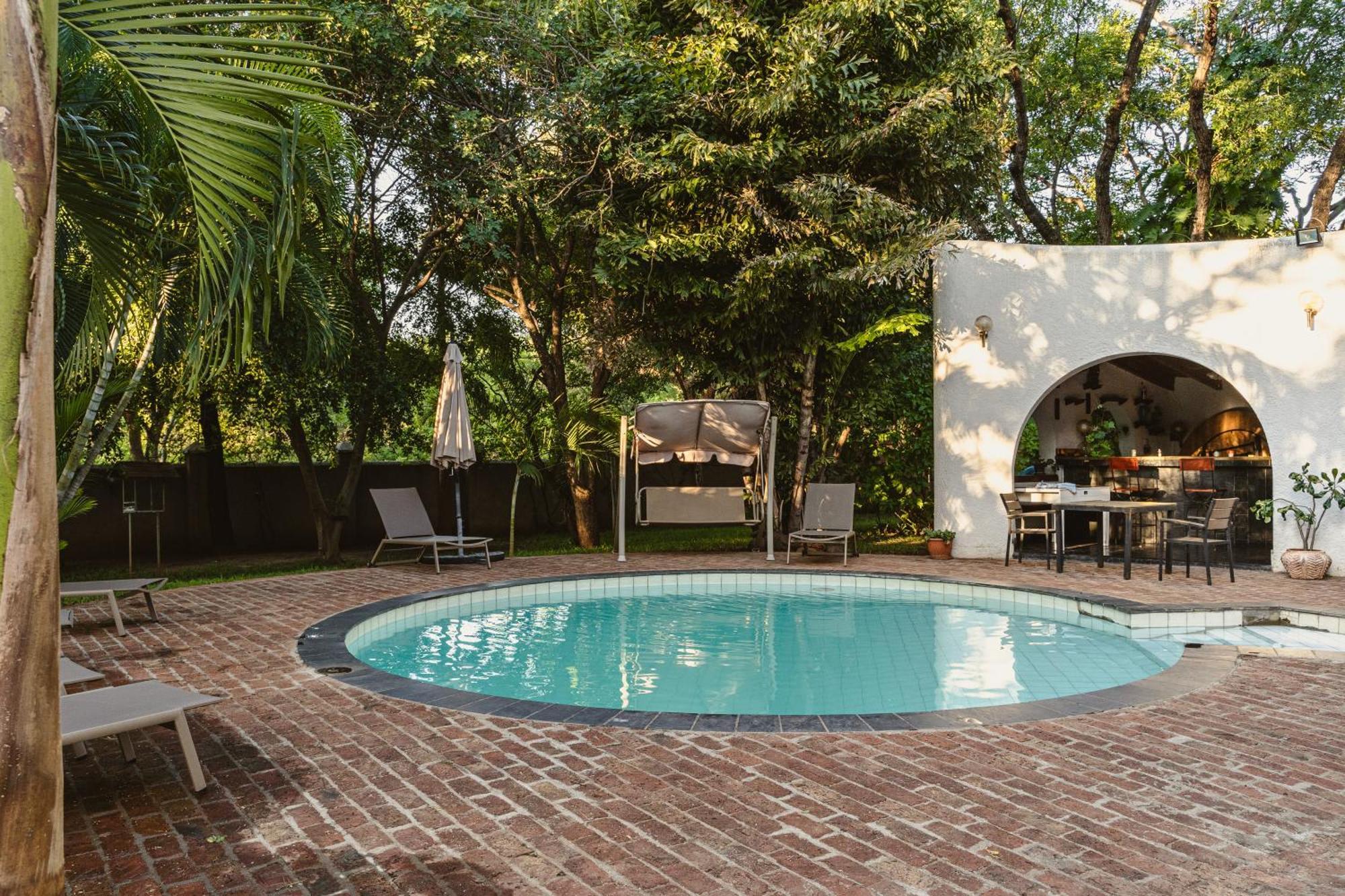 מפלי ויקטוריה Jacaranda Lodge מראה חיצוני תמונה