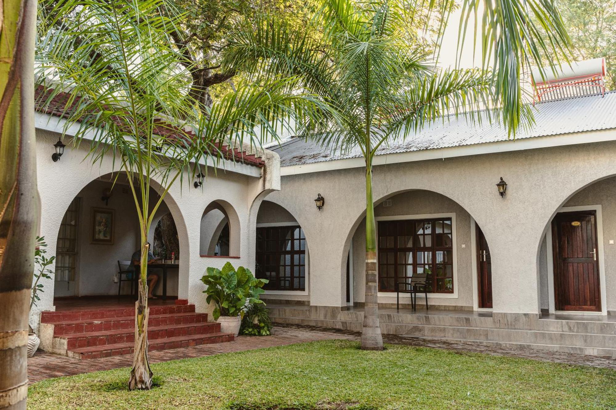 מפלי ויקטוריה Jacaranda Lodge מראה חיצוני תמונה
