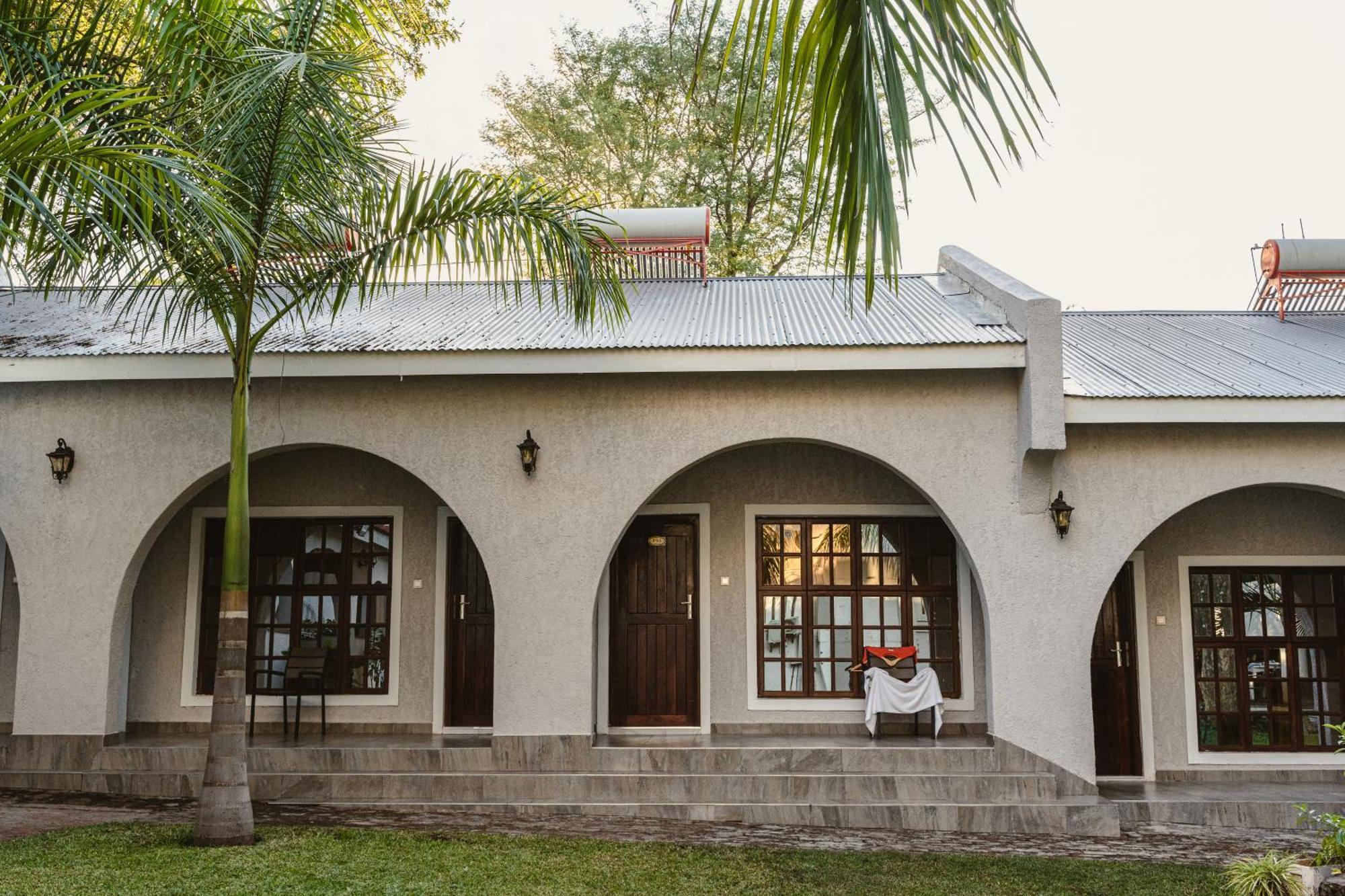 מפלי ויקטוריה Jacaranda Lodge מראה חיצוני תמונה